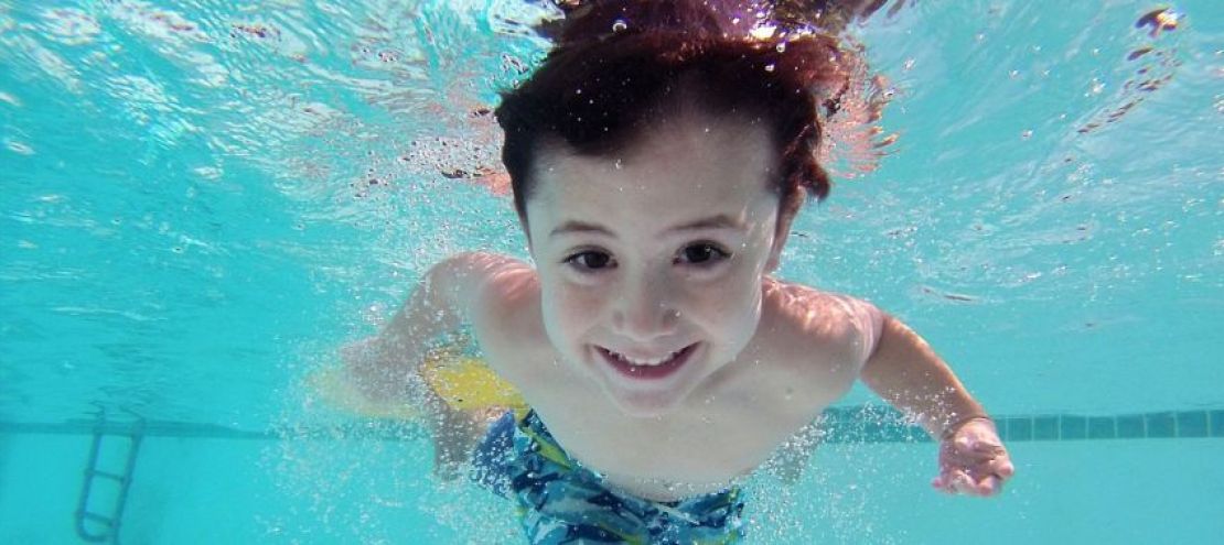 Nager dans la piscine